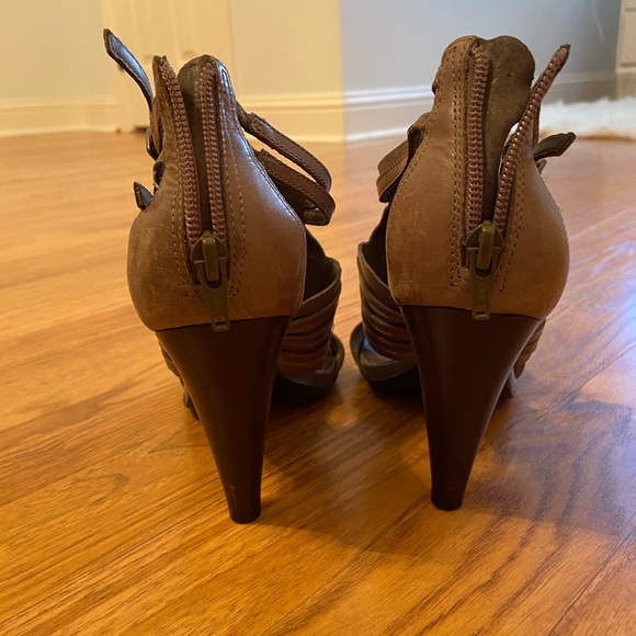 Gianni Bini Heels. Taupe color - Picture 5 of 8